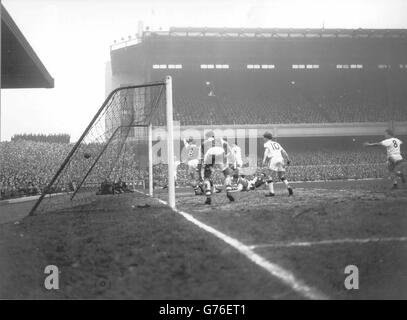 Fußball - erste Division - Arsenal / Manchester United - Highbury. Tommy Taylor ( No.9 ) erzielt im Spiel der ersten Division gegen Arsenal im Arsenal Stadium das dritte Tor von Manchester United. Stockfoto