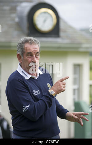 Der ehemalige europäische Ryder Cup Kapitän Sam Torrance scherzt während einer Fotowand auf dem Gleneagles Golf Course, Perthshire. Stockfoto