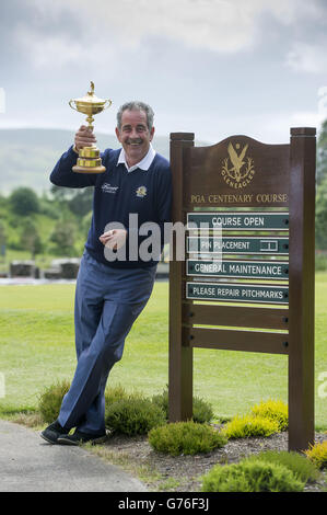 Ehemaliger European Ryder Cup Kapitän Sam Torrance während einer Fotowand auf Gleneagles Golf Course, Perthshire. Stockfoto