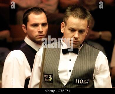 Joe Swail im Einsatz gegen Joe Perry (L) während ihres ersten Runden-Spiels bei den Embassy World Snooker Championships im Crucible, Sheffield. Stockfoto