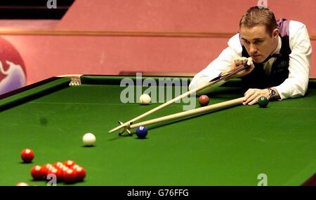 Stephen Hendry im Einsatz gegen Shaun Murphy bei ihrem ersten Rundspiel bei den Embassy World Snooker Championships im Crucible, Sheffield. Stockfoto