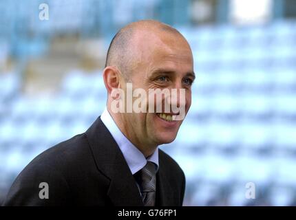 Der ehemalige schottische internationale Mittelfeldspieler Gary McAllister am Highfield Road Ground von Coventry City, wo er als neuer Manager des Clubs vorgestellt wurde, nachdem er sich bereit erklärt hatte, aus Liverpool zurückzukehren. * McAllister, 37, wird einen drei-Jahres-Vertrag mit dem First Division Club unterzeichnen und den entlassenen Roland Nilsson im Hotseat ersetzen. Stockfoto