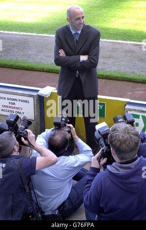 Der ehemalige schottische internationale Mittelfeldspieler Gary McAllister am Highfield Road Ground von Coventry City, wo er als neuer Manager des Clubs vorgestellt wurde, nachdem er sich bereit erklärt hatte, aus Liverpool zurückzukehren. * McAllister, 37, wird einen drei-Jahres-Vertrag mit dem First Division Club unterzeichnen und den entlassenen Roland Nilsson im Hotseat ersetzen. Stockfoto