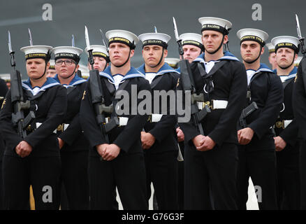 Die Royal Naval Honor Guard bei der offiziellen Namenszeremonie für HMS Queen Elizabeth in Rosyth Dockyard, Fife. Stockfoto