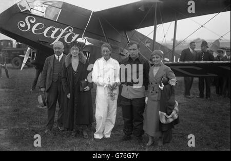 Amy Johnson und ihr Mann, Jim Mollison, posieren mit beiden Elternteilen, bevor das Paar ihren G-ACCV - namens 'Seafarer' - A de Havilland DH.84 Dragon I, nonstop von Pendine Sands, South Wales, in die Vereinigten Staaten flog. Stockfoto