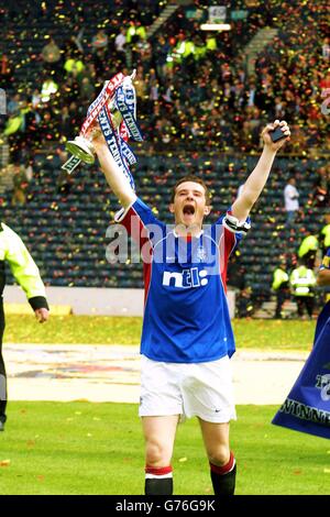 Rangers Kapitän Barry Ferguson feiert den Gewinn des Tennent's Scottish Cup Endspiel gegen Celtic in Hampden Park, Glasgow. Die Rangers besiegten Celtic 3:2. Stockfoto