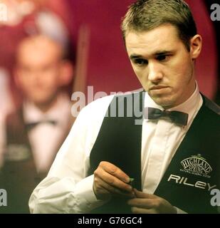 Stephen Hendry im Einsatz gegen Peter Ebdon beim Embassy World Snooker Championship Final im Crucible, Sheffield. Stockfoto