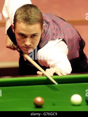 Finale des Snookers der Embassy World/Hendry. Stephen Hendry im Einsatz gegen Peter Ebdon während des Embassy World Snooker Championship Finals im Crucible, Sheffield. Stockfoto