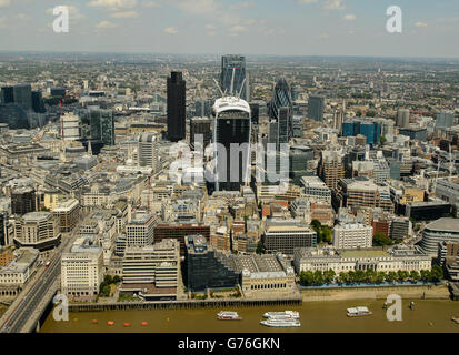 Gesamtansicht der City of London, inklusive (von links nach rechts) Tower 42, Cheesegrater (Mitte, Rückseite), Walkie Talkie (Mitte, vorne) und Gherkin. Stockfoto