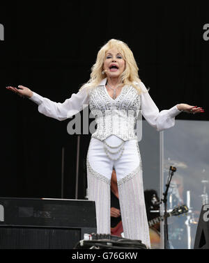 Dolly Parton tritt auf der Pyramid Stage beim Glastonbury Festival auf, auf der Worthy Farm in Somerset. Stockfoto