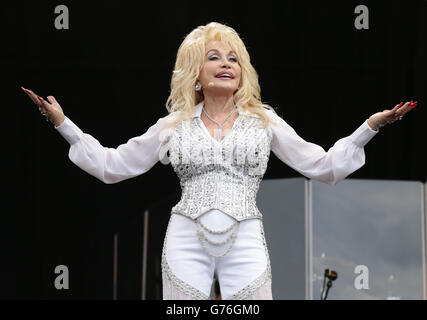 Dolly Parton tritt auf der Pyramid Stage beim Glastonbury Festival auf, auf der Worthy Farm in Somerset. Stockfoto