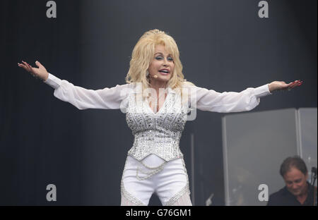 Dolly Parton tritt auf der Pyramid Stage beim Glastonbury Festival auf, auf der Worthy Farm in Somerset. Stockfoto