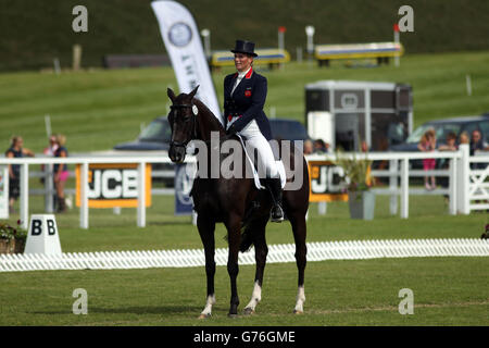 Reiten - Barbury International Horse Trials - Tag Zwei. Die britische Zara Phillips tritt am zweiten Tag der Barbury International Horse Trials in wiltshire auf Black Tuxedo an. Stockfoto