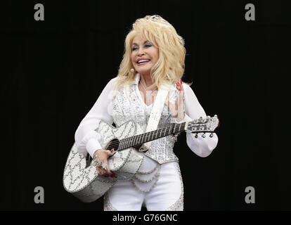 Dolly Parton tritt auf der Pyramid Stage beim Glastonbury Festival auf, auf der Worthy Farm in Somerset. Stockfoto