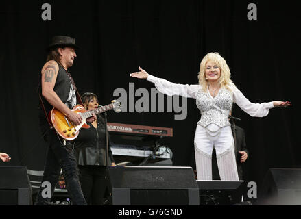 Dolly Parton tritt auf der Pyramid Stage beim Glastonbury Festival auf, auf der Worthy Farm in Somerset. Stockfoto