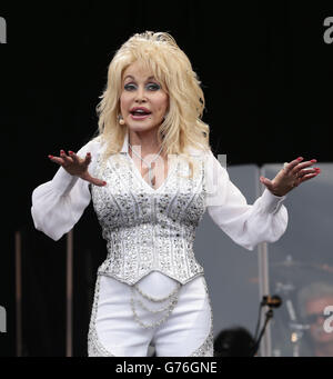 Dolly Parton tritt auf der Pyramid Stage beim Glastonbury Festival auf, auf der Worthy Farm in Somerset. Stockfoto