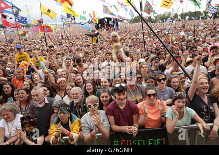 Die Menge jubelt, während Dolly Parton auf der Pyramid Stage beim Glastonbury Festival auf der Worthy Farm in Somerset auftritt. Stockfoto