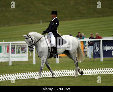 Der Neuseeländer Andrew Nicholson tritt am zweiten Tag der Barbury International Horse Trials in wiltshire auf Avebury an. Stockfoto