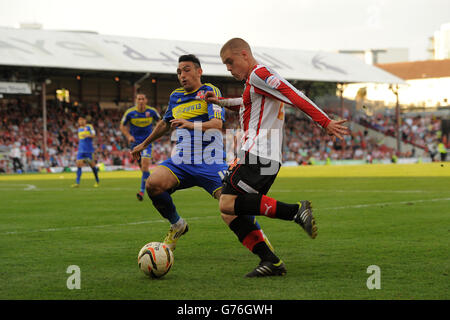 Brentfords Jake Bidwell (rechts) im Kampf gegen Swindon Town Stockfoto