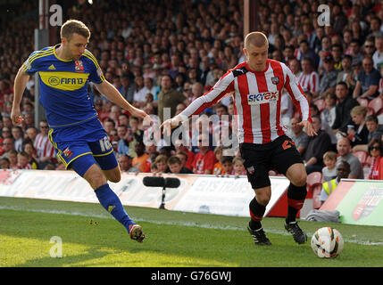 Brentfords Jake Bidwell (rechts) im Kampf gegen Swindon Town Stockfoto