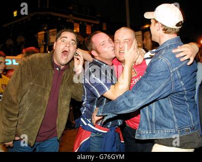 Arsenal-Fans feiern heute Abend ihr Team FA Cup und Premiership Double in Nord-London nach ihrem Sieg gegen Manchester United in der Premiership in Old Trafford. Stockfoto