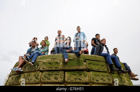 Beim Paddle Round the Pier Beach Festival in Brighton beobachten die Zuschauer die Veranstaltung „Paddle Something Unusual“. Stockfoto