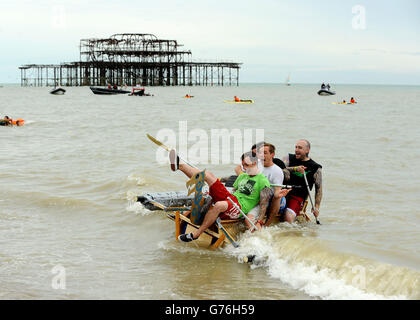 Teilnehmer nehmen am "Paddle Something Unusual" Event beim Paddle Round the Pier Beach Festival in Brighton Teil. Stockfoto