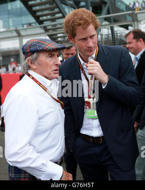 Sir Jackie Stewart und Prince Harry während des Grand Prix von Großbritannien 2014 auf Silverstone Circuit, Towcester. DRÜCKEN SIE ASSOCIASTION Photo. Bilddatum: Sonntag, 6. Juli 2014. Siehe PA Story AUTO British. Bildnachweis sollte lauten: David Davies/PA Wire. Stockfoto