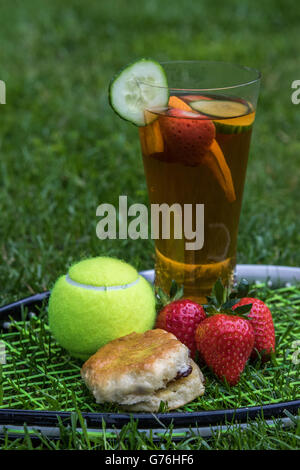 Sommer-Picknick begeben Sie sich auf einen Tennisschläger auf Rasen Stockfoto