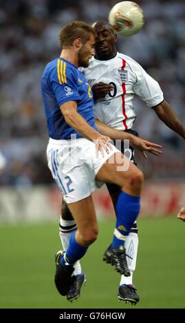 Der Schwede Olof Mellberg stößt während der Weltmeisterschaft, Gruppe F, beim ersten Runden-Spiel zwischen England und Schweden im Saitama Stadium, Saitama, Japan, auf den englischen Stürmer Darius Vassell (rechts). Stockfoto