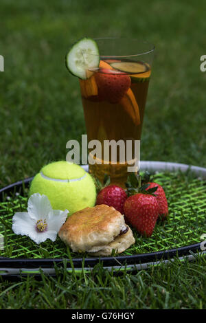 Sommer-Picknick begeben Sie sich auf einen Tennisschläger Gras mit Blume Stockfoto