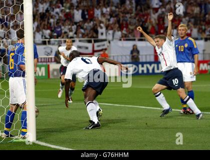 England Verteidiger Sol Campbell läuft weg, um sein Eröffnungstreffer gegen Schweden während der Weltmeisterschaft, Gruppe F, erste Runde Spiel zwischen England und Schweden im Saitama Stadium, Saitama, Japan zu feiern. Stockfoto