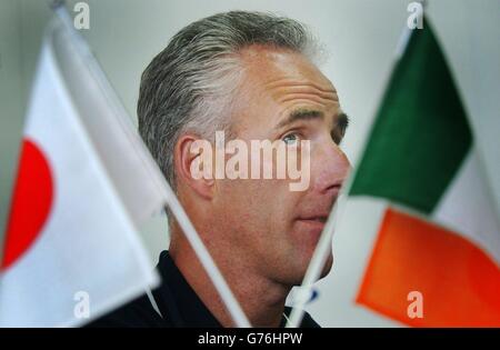 Manager Mick McCarthy auf einer Pressekonferenz, nachdem die irische WM-Mannschaft an ihrer Chiba-Trainingsbasis in Japan trainiert hatte. Irland, das mit Kamerun 1-1 zog, spielt Deutschland bei Ibaraki. Stockfoto