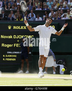 Der serbische Novak Djokovic reagiert im Herrenfinale gegen den Schweizer Roger Federer am 14. Tag der Wimbledon-Meisterschaft im All England Lawn Tennis and Croquet Club in Wimbledon. Stockfoto