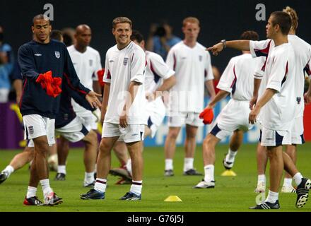 Kieron Dyer (ganz links) des englischen Spielers, Michael Owen (Mitte) und Joe Cole (rechts) teilen einen Witz während des Trainings im Sapporo Dome, Sapporo, Japan. England spielt das zweite Spiel der Weltmeisterschaft gegen die Gegner der Gruppe F, Argentinien. Das erste Spiel gegen Schweden endete in einem Unentschieden von 1-1. KEINE WEBSITE-/INTERNETNUTZUNG, ES SEI DENN, DIE WEBSITE IST BEI DER FOOTBALL ASSOCIATION PREMIER LEAGUE REGISTRIERT Stockfoto