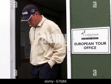 Lee Westwood geht aus dem European Tour Office und aus den English Open, im Forest of Arden, Warwickshire, heraus, nachdem er fünf Löcher der ersten Runde absolviert hat, bevor er sich mit einem eingeklemmten Nerv im Arm zurückzieht. Stockfoto