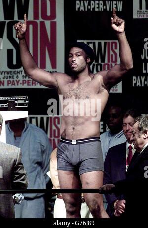 Der Schwergewichtsweltmeister Lennox Lewis hebt seine Arme bei seiner Pressekonferenz zur Gewichtszunahme, vor dem Titelkampf mit Mike Tyson in Memphis. Stockfoto
