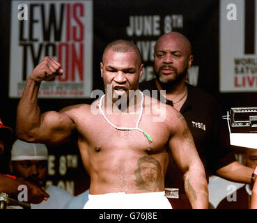 Der ehemalige Schwergewichtsweltmeister Mike Tyson bei seiner Pressekonferenz vor dem Titelkampf am kommenden Samstag mit Lennox Lewis in Memphis. Stockfoto