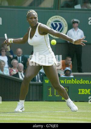Die amerikanische Tennisspielerin Serena Williams feiert am ersten Tag der Meisterschaft, nachdem sie Evie Dominikovic aus der Slowakei auf dem Center Court in Wimbledon besiegt hat. Williams gewann 6:1/6:1. Stockfoto