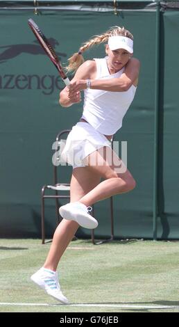 KEINE KOMMERZIELLE NUTZUNG. Die russische Tennisspielerin Anna Kournikova im Einsatz gegen die Russin Tatiana Panova am ersten Tag der Meisterschaft auf Platz 2 in Wimbledon. Stockfoto