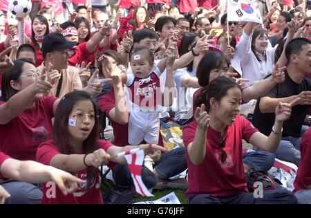Koreanische Fans feiern vor dem Start ihres WM-Halbfinalmatches gegen Deutschland im Fountain Pub in New Malden London, Surrey. Das Spiel soll in Kürze im Seoul World Cup Stadium in Südkorea starten. Stockfoto