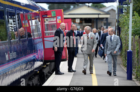 Der Prinz von Wales macht sich mit Mark Hopwood (rechts), Managing Director von First Great Western Trains, auf den Bahnsteig, bevor er in einen Zug nach London Paddington einfährt, nachdem er Mitarbeiter während eines Besuchs im Bahnhof Castle Cary besucht hat. Stockfoto