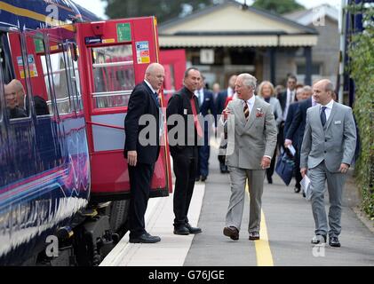 Der Prinz von Wales macht sich mit Mark Hopwood (rechts), Managing Director von First Great Western Trains, auf den Bahnsteig, bevor er in einen Zug nach London Paddington einfährt, nachdem er Mitarbeiter während eines Besuchs im Bahnhof Castle Cary besucht hat. Stockfoto