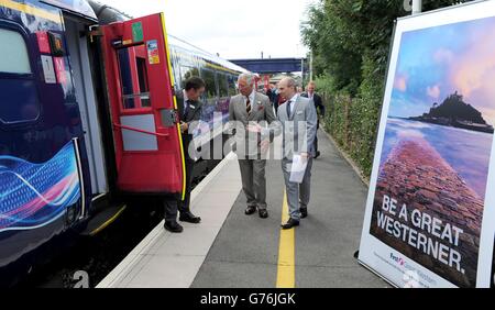 Der Prinz von Wales macht sich mit Mark Hopwood (rechts), Managing Director von First Great Western Trains, auf den Bahnsteig, bevor er in einen Zug nach London Paddington einfährt, nachdem er Mitarbeiter während eines Besuchs im Bahnhof Castle Cary besucht hat. Stockfoto