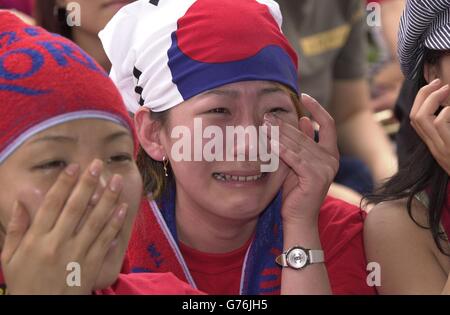 Südkoreanische Fans im Fountain Pub in New Malden, Surrey, beobachten, wie ihre Mannschaft im Halbfinale gegen Deutschland in Japan aus der WM ausgeht. Stockfoto