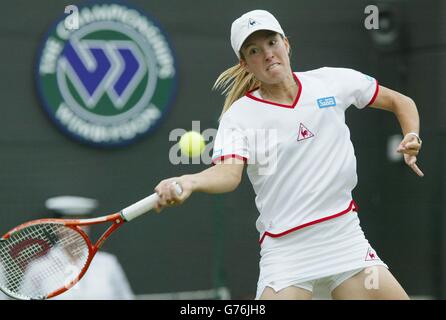 Justine Henin, die 2002 in Wimbledon gegen Brie Rippner aus Amerika verlor. Henin hat das Spiel 6:2/7:6/6:1 auf Court One gewonnen. Stockfoto