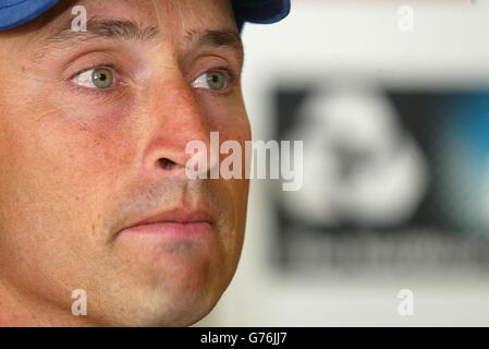 England Cricket Kapitän Nasser Hussain bei einer Pressekonferenz in Trent Bridge, vor dem Start der NatWest Series zwischen England, Sri Lanka und Indien. Stockfoto