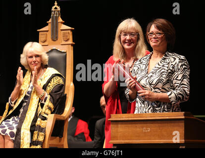 Die Herzogin von Cornwall an der University of Aberdeen, wo sie präsentiert einen Ehrendoktortitel Russel Botman, die von seiner Frau Beryl Botman (rechts) nach seinem Tod. Stockfoto