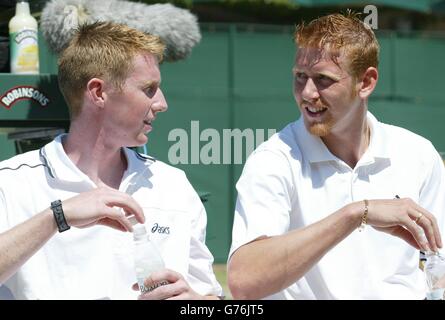 Die Briten Jonathan Marray und David Sherwood (rechts) während ihres Spiels im Männerdoppel gegen Lovro Zovko aus Kroatien und Alexander Waske aus Deutschland in Wimbledon. Stockfoto