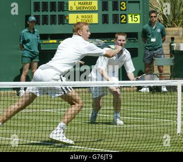 KEINE KOMMERZIELLE NUTZUNG. Die Briten Jonathan Marray und David Sherwood (links) im Doppel der Männer gegen Lovro Zovko aus Kroatien und Alexander Waske aus Deutschland in Wimbledon. Stockfoto